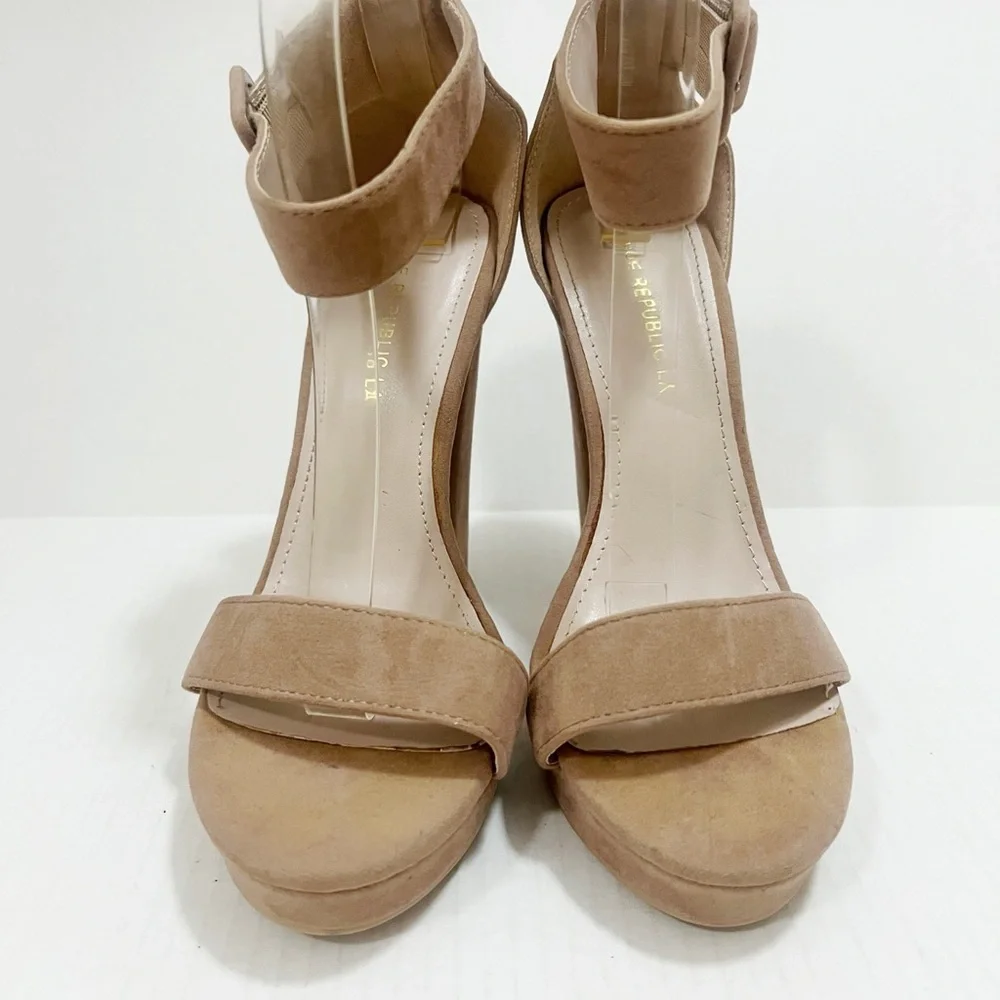 New Shoe Republic LA Taupe PLATFORM BLOCK HEELS Size 7/5